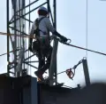高所作業をする人